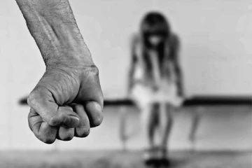 17 வயது பெண்ணின் வீட்டிற்கு சத்தமின்றி நுழைந்த பொலிஸ்காரர்: பின்பு நடந்த துயரம்