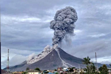 இந்தோனேசியாவில் எரிமலை வெடிப்பு; 11 பேர் பலி 12 பேர் மாயம்!