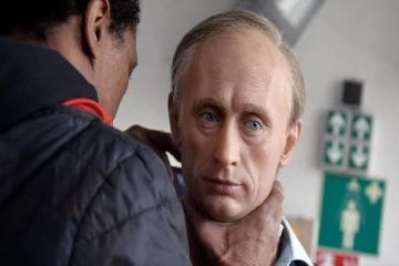 உக்ரைன் - ரஷ்யா போர் எதிரொலி: அகற்றப்பட்டது புடினின் உருவச்சிலை