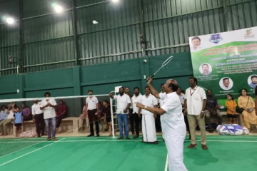 இறகுப்பந்து போட்டி - துவங்கி வைத்து உற்சாகமாக விளையாடிய அமைச்சர் கே.ஆர்.பெரிய கருப்பன்