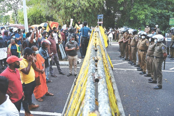 மக்கள் போராட்டத்தை சிதைக்கும் பின்னணியில் சில குழுக்கள்: ஹரின் பெர்னாண்டோ தகவல் | Parliament Peoples Protest Information Harin