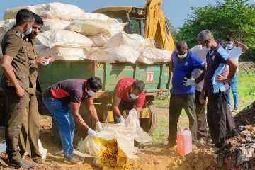 வவுனியாவில் 4 கோடி பெறுமதியான சட்டவிரோத பொருட்கள் அழிப்பு