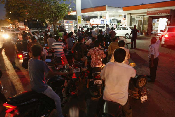 எரிபொருளைப் பெறுவதற்காக வரிசையில் காத்திருந்த ஒருவர் உயிரிழப்பு - ஐபிசி தமிழ்