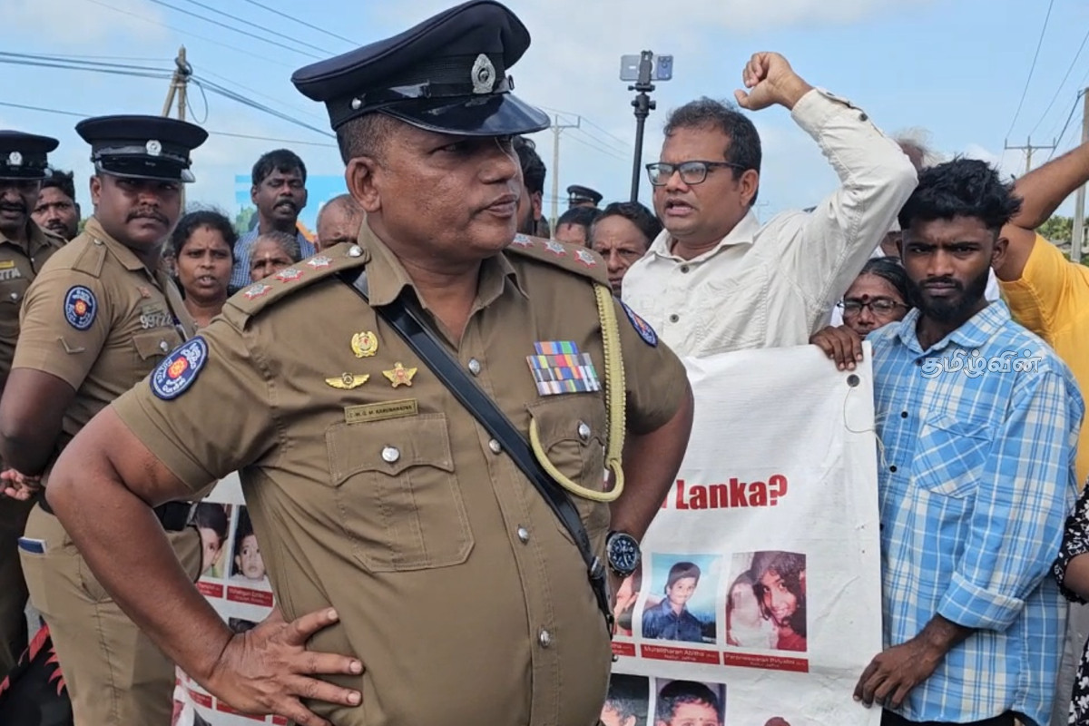 செம்மணி மனித புதைகுழியை பார்வையிட்ட ஐரோப்பிய ஒன்றிய பிரதிநிதிகள் - போராட்டக்காரர்களின் கோரிக்கை | Protesters Gather In Chemmani Jaffna செம்மணி மனித புதைகுழியை பார்வையிட்ட ஐரோப்பிய ஒன்றிய பிரதிநிதிகள் - போராட்டக்காரர்களின் கோரிக்கை | Protesters Gather In Chemmani Jaffna