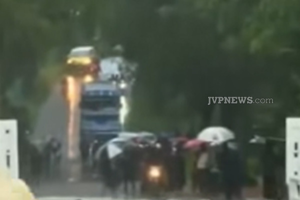 யாழில் இருந்து சென்ற பேருந்து பயணிகளுடன் வெள்ளத்தில் சிக்கியது | Bus Trapped In Floodwaters With 70 Passengers யாழில் இருந்து சென்ற பேருந்து பயணிகளுடன் வெள்ளத்தில் சிக்கியது | Bus Trapped In Floodwaters With 70 Passengers