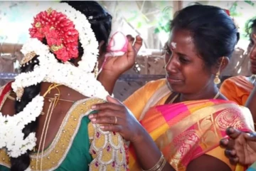 கண்ணீரில் மூழ்கிய திருமண வீடு! அக்காவை பிரிய மறுத்த தங்கையின் கலங்க வைத்த காட்சி