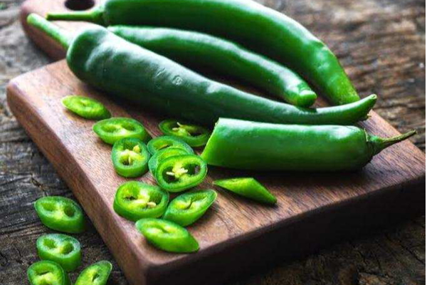 பச்சை மிளகாய் சாப்பிட்டால் தொப்பை கடகடனு குறையுமாம்... ஒரு நாளைக்கு எத்தனை சாப்பிடனும் தெரியுமா? | Weight Loss How Green Chilli Can Help You Lose