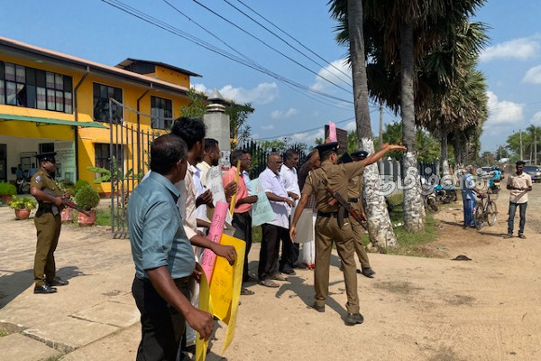 மட்டக்களப்பில் இராஜாங்க அமைச்சர் வியாழேந்திரனை பாதையில் வழிமறித்த மக்கள்!வெளியான காரணம்(Video) | Protest In Batticaloa Viyalendiran Commitment