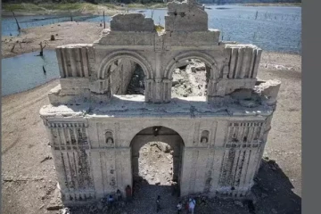 தண்ணீரில் மூழ்கிய தேவாலயம் மீண்டும் வெளியே தோன்றிய அதிசயம்