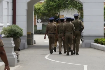 இலஞ்சம் பெற்ற பொலிஸ் அதிகாரிகளுக்கு நேர்ந்த கதி!