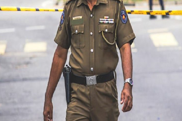 புத்தர் கோவிலில் கைத்துப்பாக்கியை மறைத்து வைத்து நாடகமாடிய காவல்துறை உத்தியோகத்தர் சிக்கினார் | Pc Arrested False Complaint Concealing Duty Weapon