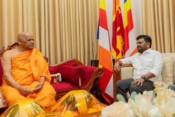 மகாநாயக்க தேரர்களை சந்தித்து ஆசிர்வாதம் பெற்ற ஜனாதிபதி அநுர