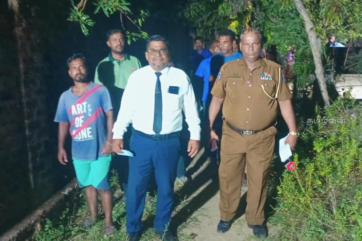 2 பிள்ளைகளை நிர்க்கதியாக்கிய தாயின் விபரீத முடிவு - பொலிஸார் தீவிர விசாரணை | Woman Commits Suicide In Ampara 2 பிள்ளைகளை நிர்க்கதியாக்கிய தாயின் விபரீத முடிவு - பொலிஸார் தீவிர விசாரணை | Woman Commits Suicide In Ampara