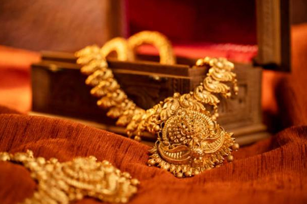 கனடாவிலிருந்து யாழ்பாணத்திற்கு வந்த அக்காவுக்கு தங்கை செய்த மோசமான செயல்! | Sister Came To Jaffna From Canada Cut Hair Fight