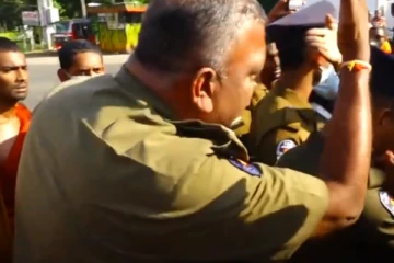 ஹோமாகமயில் பதற்றம் - பிக்குகளுக்கும் பொலிஸாருக்கும் இடையில் மோதல்