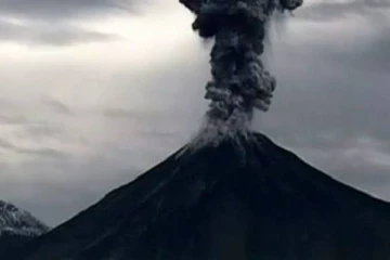 இந்தோனேசிவில் மீண்டும் வெடித்து சிதறிய எரிமலை...பேரழிவு அபாயம்