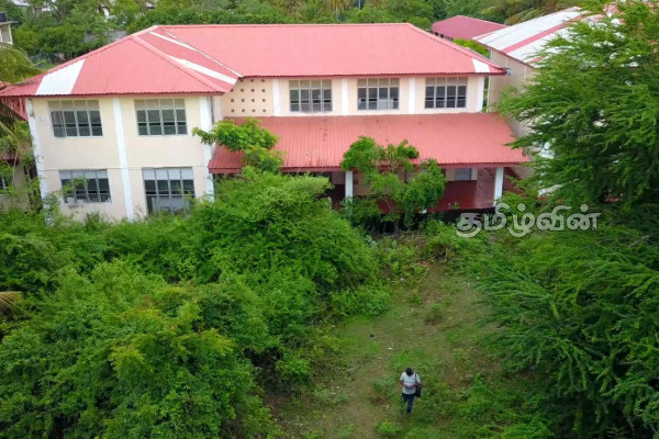 திருகோணமலை பாடசாலையொன்றுக்கு அருகில் அடர்ந்த காடு: மக்களுக்கு பாதுகாப்பு அச்சுறுத்தல் | Forest Nearby Ayesha Girls School Trinco திருகோணமலை பாடசாலையொன்றுக்கு அருகில் அடர்ந்த காடு: மக்களுக்கு பாதுகாப்பு அச்சுறுத்தல் | Forest Nearby Ayesha Girls School Trinco