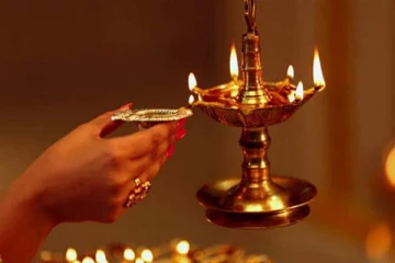 லட்சுமி விளக்கை இப்படி ஏற்றி வழிப்பட்டால் போதும்! வாழ்க்கையே தலைகீழாக மாறுமாம்!