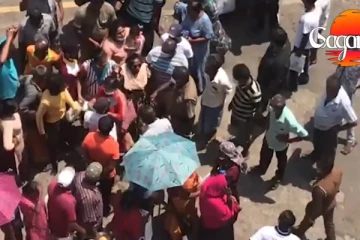 භූමිතෙල් පෝලිමක ජනතාව හා පොලීසිය අතර උණුසුම්කාරී තත්වයක්..! (VIDEO)