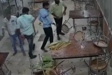 சிரிச்சது ஒரு குத்தமா.... ஹோட்டலில் இருதரப்பினரிடையே பயங்கரமான மோதல் - அதிர்ச்சி வீடியோ வைரல்