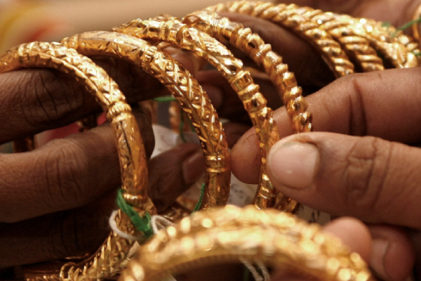 தங்கவிலை புதிய வரலாற்று உச்சம்! விமான திருடர்களால் தமிழ் வீடுகளிலும் அச்சம்! | Increase In Gold Prices Increase In Gold Theft