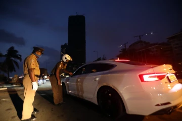 காருக்குள் வசமாக பிடிபட்ட இரு இளைஞர்கள் ; சோதனையில் சிக்கிய பொருட்கள்