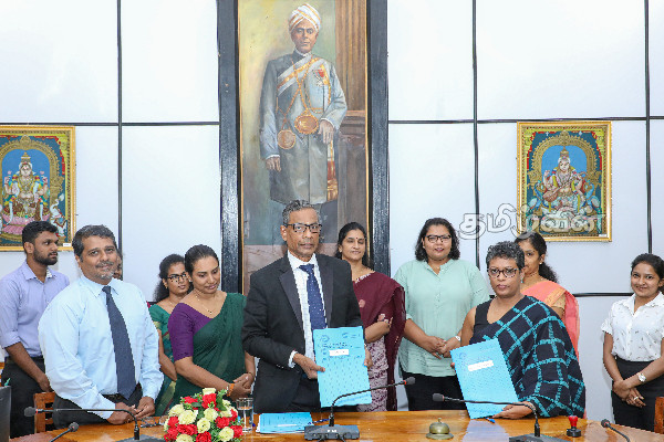 சான்றிதழ் கற்கை நெறி மற்றும் வலுவூட்டல் செயற்றிட்டம் ஆகியவற்றுக்கான புரிந்துணர்வு உடன்படிக்கை (Photos) | Jaffna University Election System Agreement