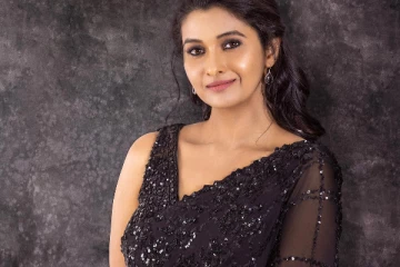 அம்மாவுக்கு கேன்சர்.. மேடையில் கண்கலங்கிய பிரியா பவானி ஷங்கர்