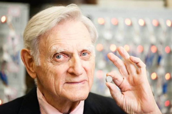 லித்தியம் பேட்டரியை கண்டுபிடித்த விஞ்ஞானி உயிரிழந்தார்! | Scientist Who Invented The Lithium Battery Died