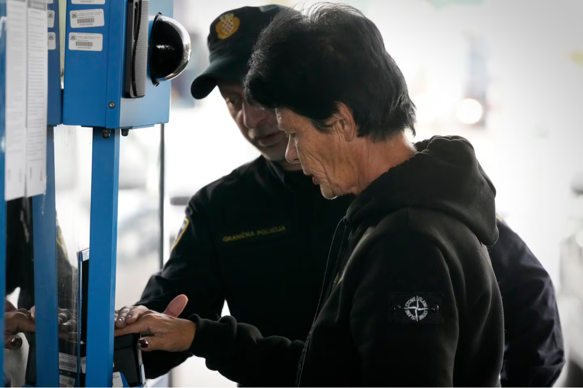 ஐரோப்பாவின் நடவடிக்கை குறித்து விமானப் பயணிகள் அதிருப்தி | From Paris To Rome Canadian Travellers Describe