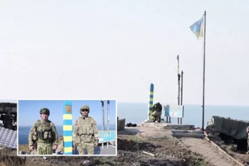 வெளியேறிய ரஷ்ய படை: பாம்புத் தீவில் உக்ரைன் தேசிய கொடியை ஏற்றிய இராணுவ வீரர்கள்