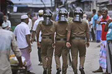 குழந்தையை பணய கைதியாக்கி பொலிஸார் மீது தாக்குதல்
