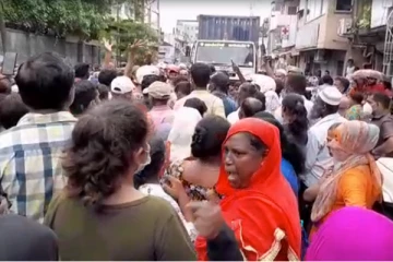 கொழும்பில் வீதிகளை முடக்கும் மக்கள்! நடு வீதியில் ஆர்ப்பாட்டம் (Video)