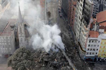 அடுக்குமாடி குடியிருப்பு ஒன்று இடிந்து வீழ்ந்ததில் எண்வர் உயிரிழப்பு