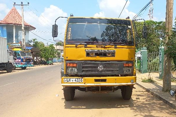 2 கோடிக்கும் அதிகமான பீடி இலைகள் கடத்தல்: தப்பியோட்டிய சந்தேக நபர்கள் | 2 Crore Beedi Leaves Recovered Suspects Escape