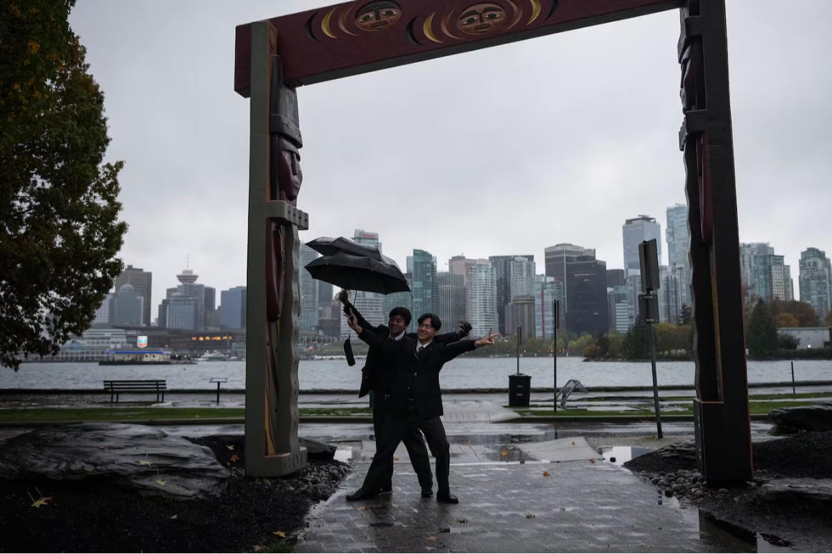 உலகின் மகிழ்ச்சியான நாடுகளின் வரிசையில் கனடாவிற்கு கிடைத்த இடம் | Canada Falls On The 2026 World Happiness Report