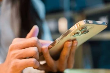 8 மணிநேரம் செல்போன தொடாம இருந்தால்..ரூ.1 லட்சம் பரிசு - பெண் எப்படி வென்றார் தெரியுமா?