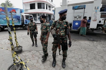 எரிபொருள் நிரப்பு நிலையங்களில் இருந்து முப்படையினர் வெளியேற்றம்...!