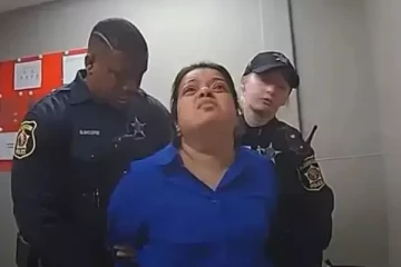 அமெரிக்காவில் இந்திய பெண்ணின் மோசமான செயல்; தூதரகம் கடும் எச்சரிக்கை