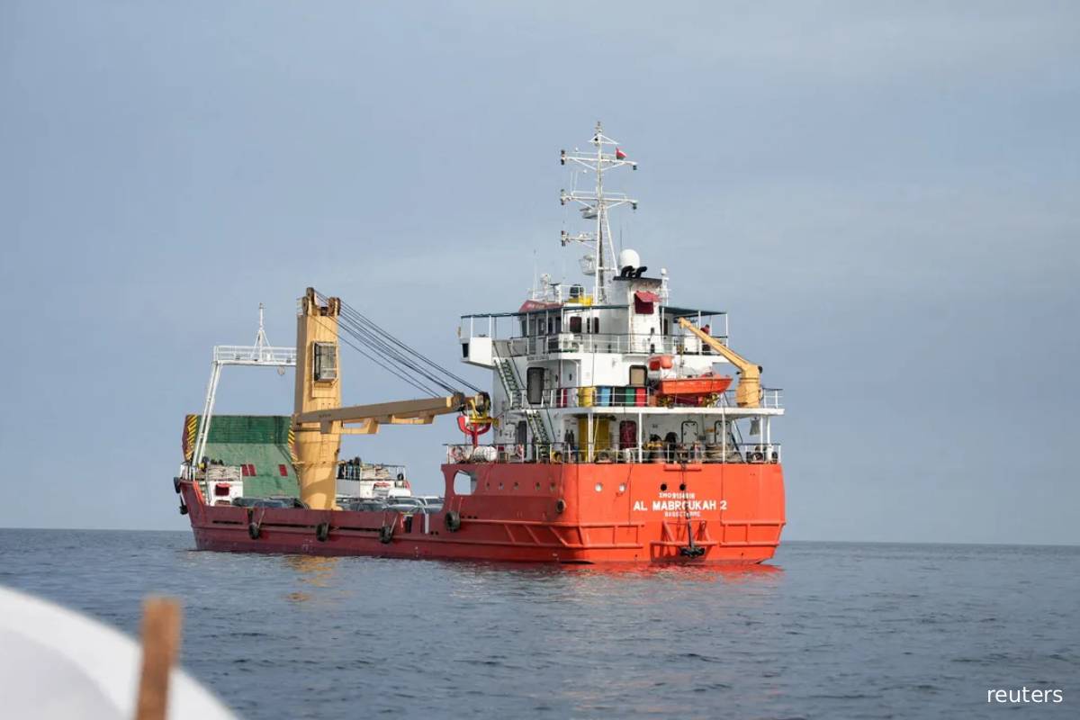 ஹார்முஸ் திறந்திருப்பதாக ட்ரம்ப்... முற்றுகை அமுலுக்கு வந்ததாக அமெரிக்க இராணுவம் எச்சரிக்கை | Us Warning Ships Transiting