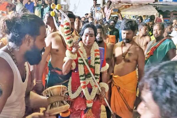 எரியும் பிணத்தை சாப்பிடும் வினோத திருவிழா - எதற்கு, எங்கு தெரியுமா? | Mayana Kollai 2026 Trichy Pookulam Angalamman