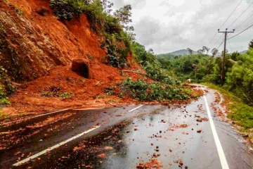 பல மாவட்டங்களுக்கு மண்சரிவு அபாய எச்சரிக்கை