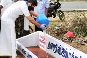 ஆஞ்சநேயர் ஆலயத்தில் பசியால் சுற்றி திரிந்த குரங்குள்...  நெகிழ வைத்த தளபதி விஜய் மக்கள் இயக்கத்தினர்!