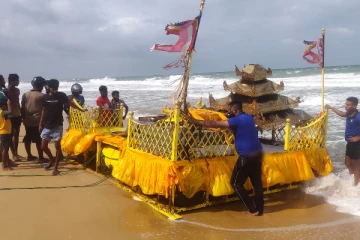 யாழில் தரை தட்டிய தெப்பத்தால் மக்கள் குழப்பம்!