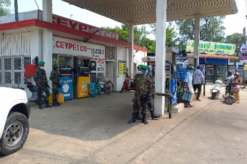 யாழ் எரிபொருள் விநியோகளில் குவிக்கப் படும் இராணுவத்தினர்