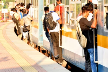 උඩරට මැණිකෙන් වැටුණ සංචාරකයා අවසන් ගමන් යයි.