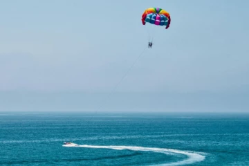 விளம்பரப் படத்துக்காக பாராசூட்டில் குதித்த அழகிய இளம்பெண்ணுக்கு நேர்ந்த துயரம்