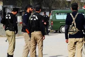 பாகிஸ்தானில் உணவு விடுதி ஊழியரிடம் பணம் பறித்த பொலிஸார்!