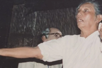 துப்பாக்கி சன்னத்தையும் எதிர்கொண்டு, நிமிர்ந்து நிற்கும் பெண் ஆயிஷா!