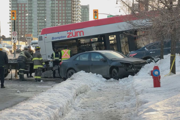 கனடாவில் இடம்பெற்ற பேருந்து விபத்தில் 10 பேர் காயம் | 10 People Taken To The Hospital Following Crash